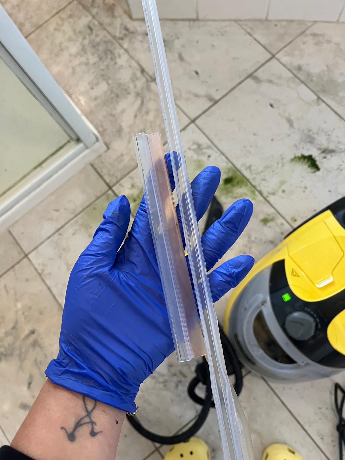 Window squeegee after a full mould-track clean